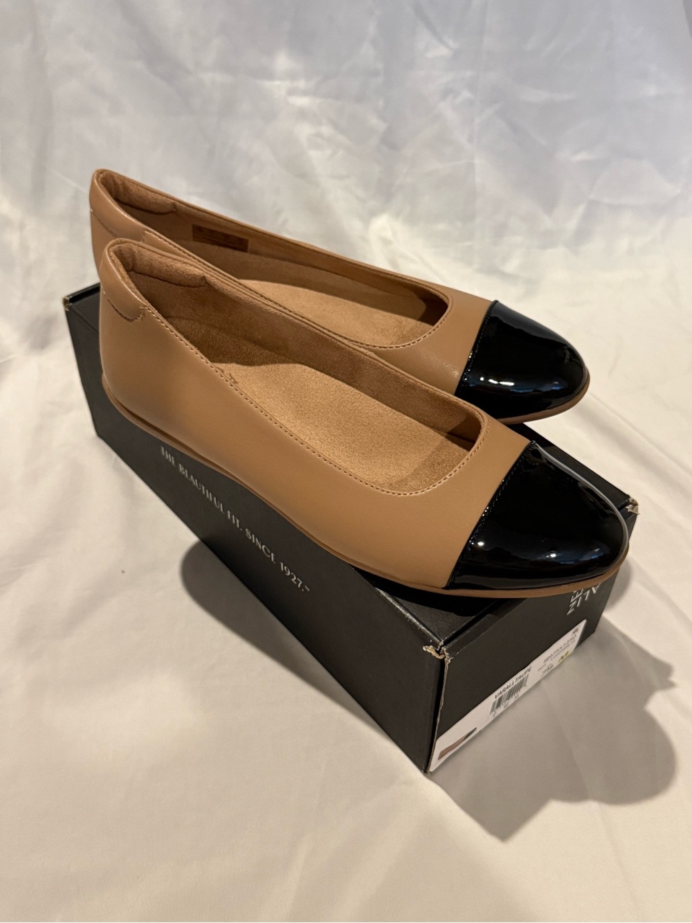 Naturalizer Two-Tone Nude and Black Cap-Toe Ballet Flats - Picture 2 of 7